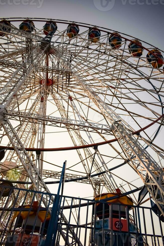 Nahansicht von mehrfarbig Riese Rad während Dussehra mela im Delhi, Indien. Unterseite Aussicht von Riese Rad schwingen. Riesenrad mit bunt Kabinen während Tag Zeit. foto