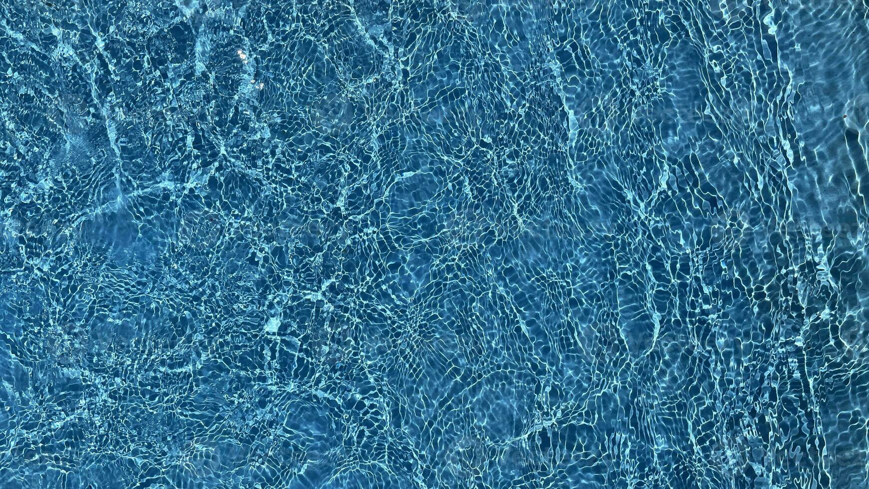Sonne geküsst Blau Schwimmbad Wellen schließen oben foto