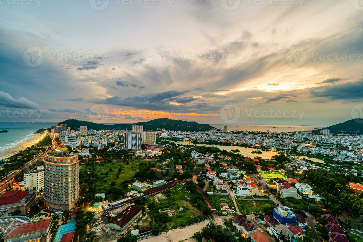 Sonnenuntergang im vung tau Stadt und Küste, Vietnam. vung tau ist ein berühmt Küsten Stadt im das Süd von Vietnam foto