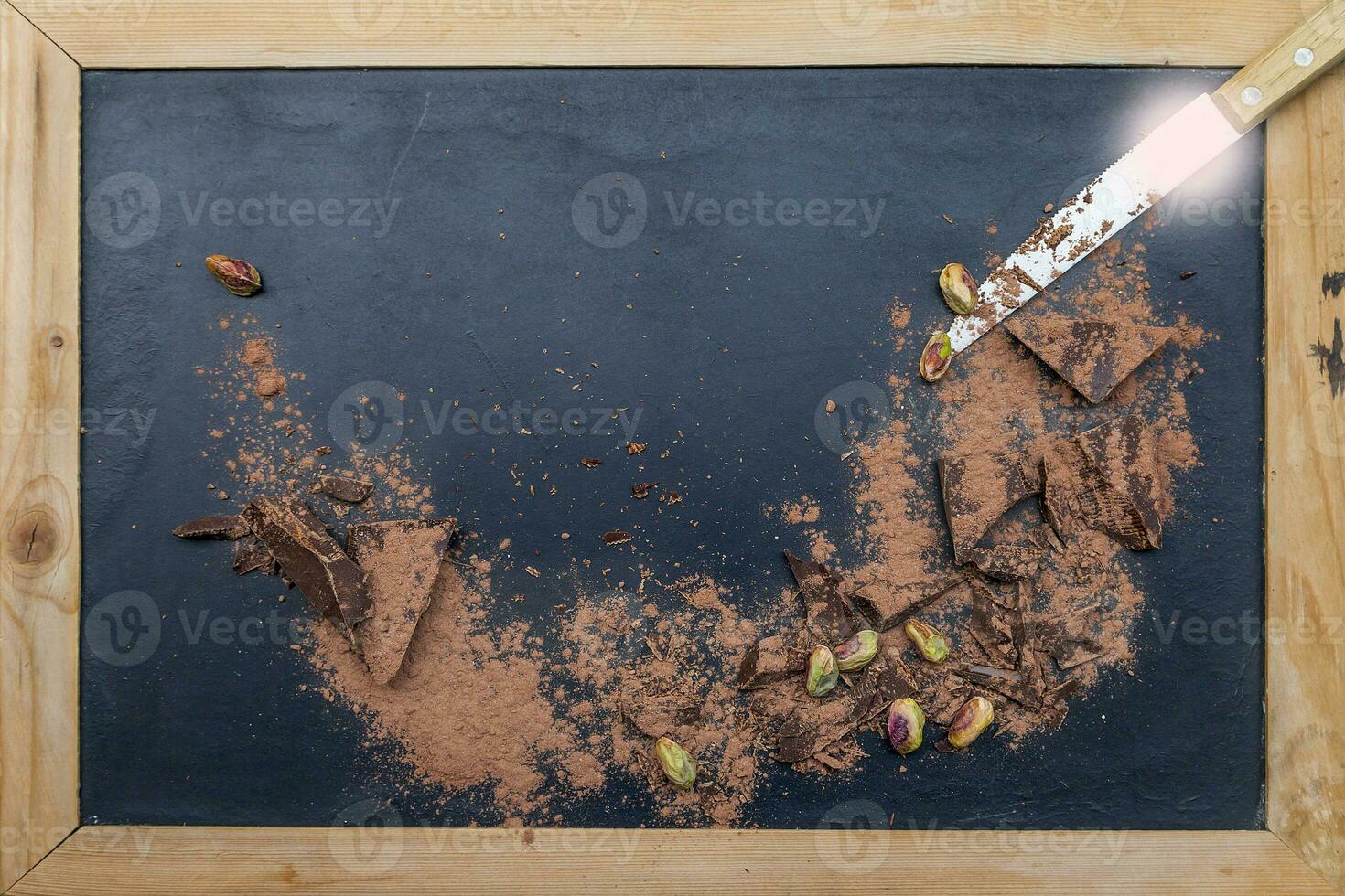 dunkel Schokolade Stücke gemischt mit Kakao Pulver foto