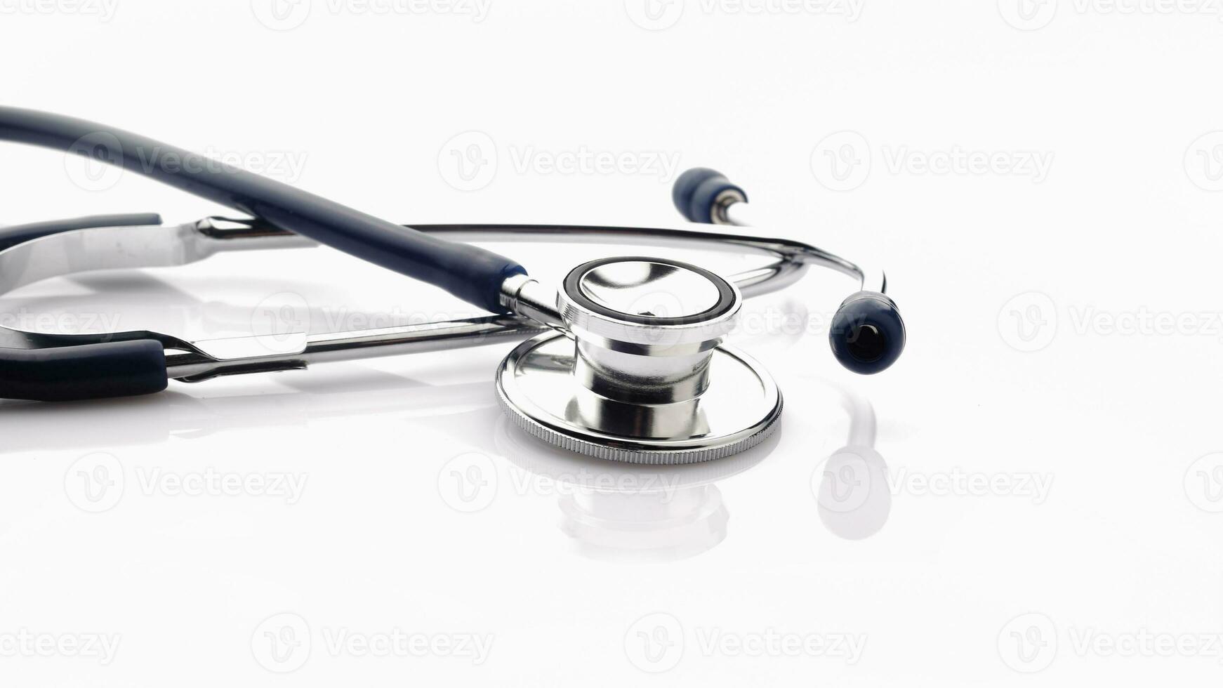 isoliert Stethoskop auf Weiß Hintergrund, medizinisch Ausrüstung Konzept foto
