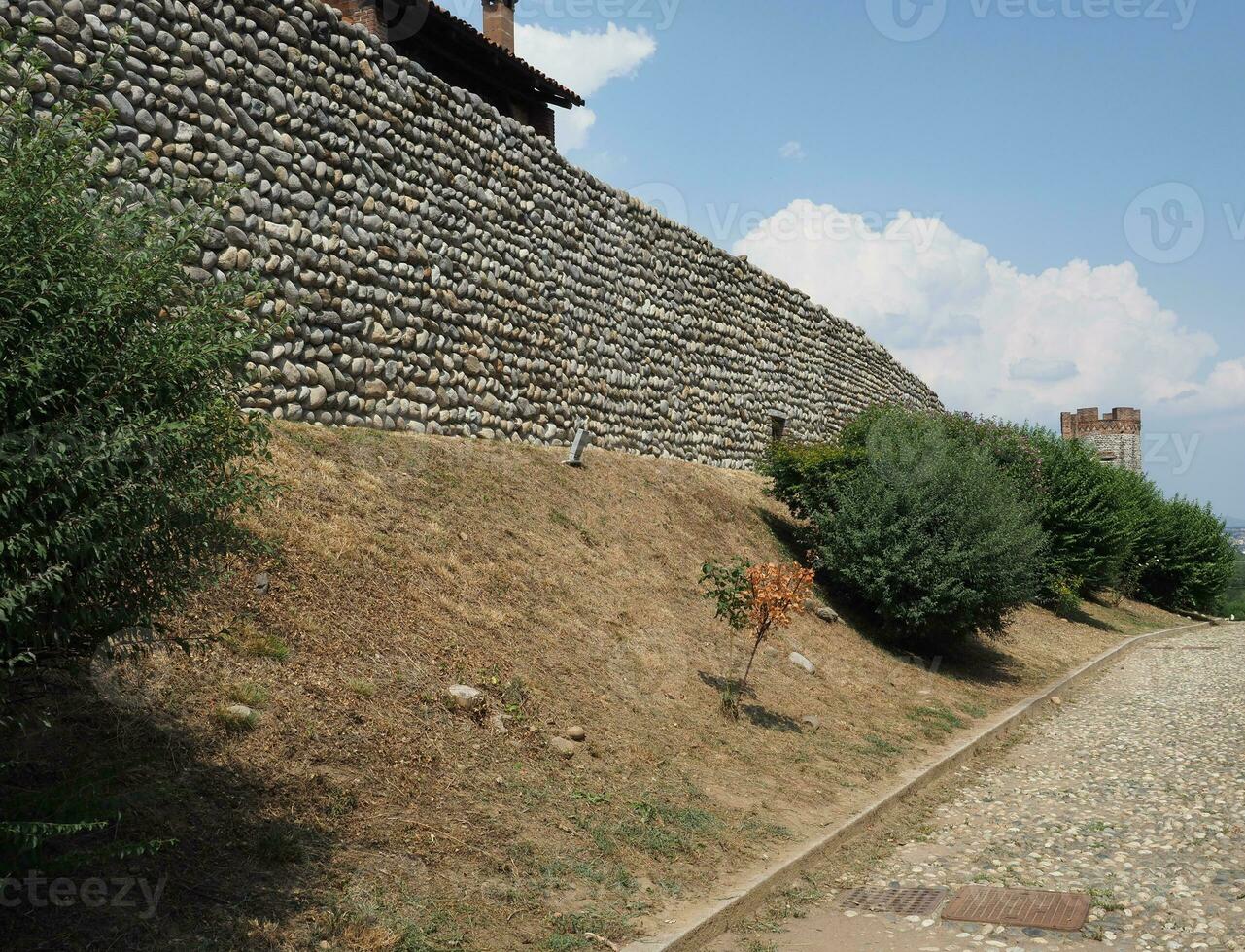 ricetto mittelalterliches dorf in candelo foto