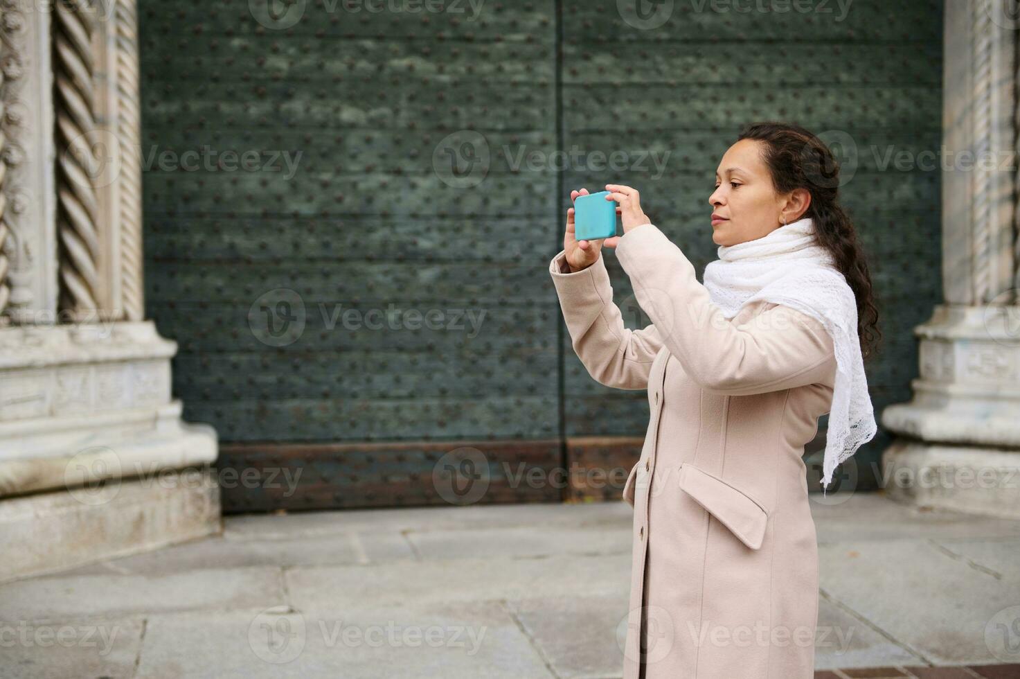 Geschäft Frau halten Handy, Mobiltelefon Telefon, Fotografieren das Stadt Platz im Italienisch Stadt von como im Lombardei foto