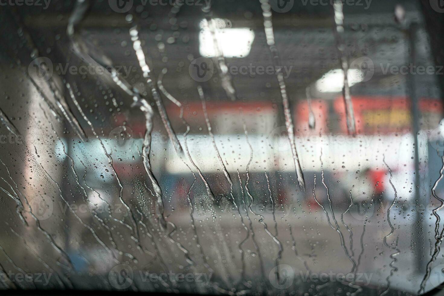 sauber und waschen das Auto Fenster. foto