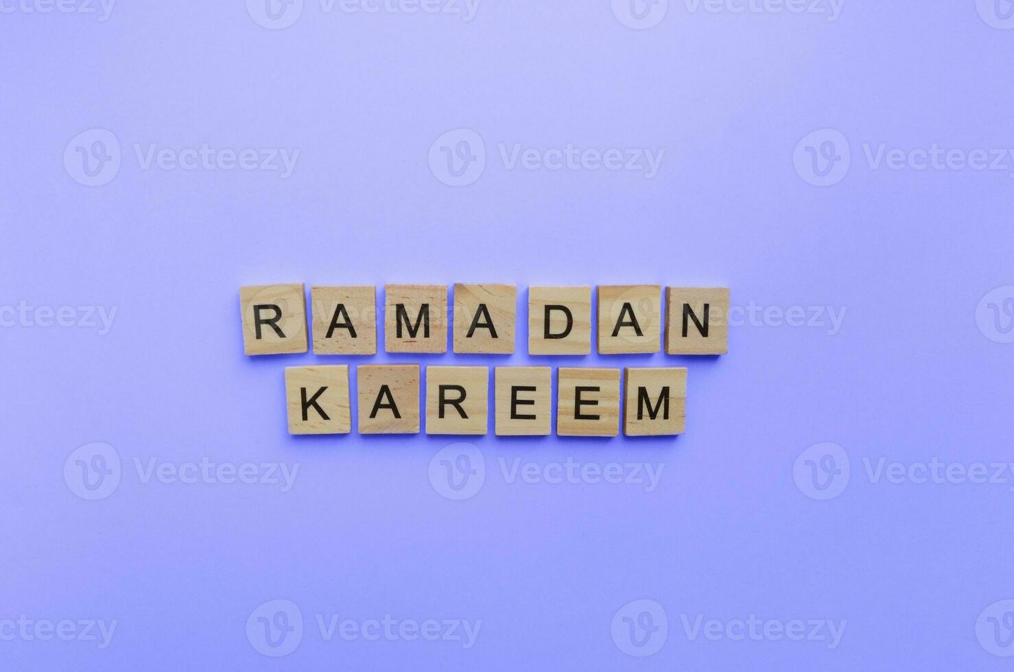 März 22 - - April 21, Ramadan, ein minimalistisch Banner mit ein Inschrift im hölzern Briefe foto