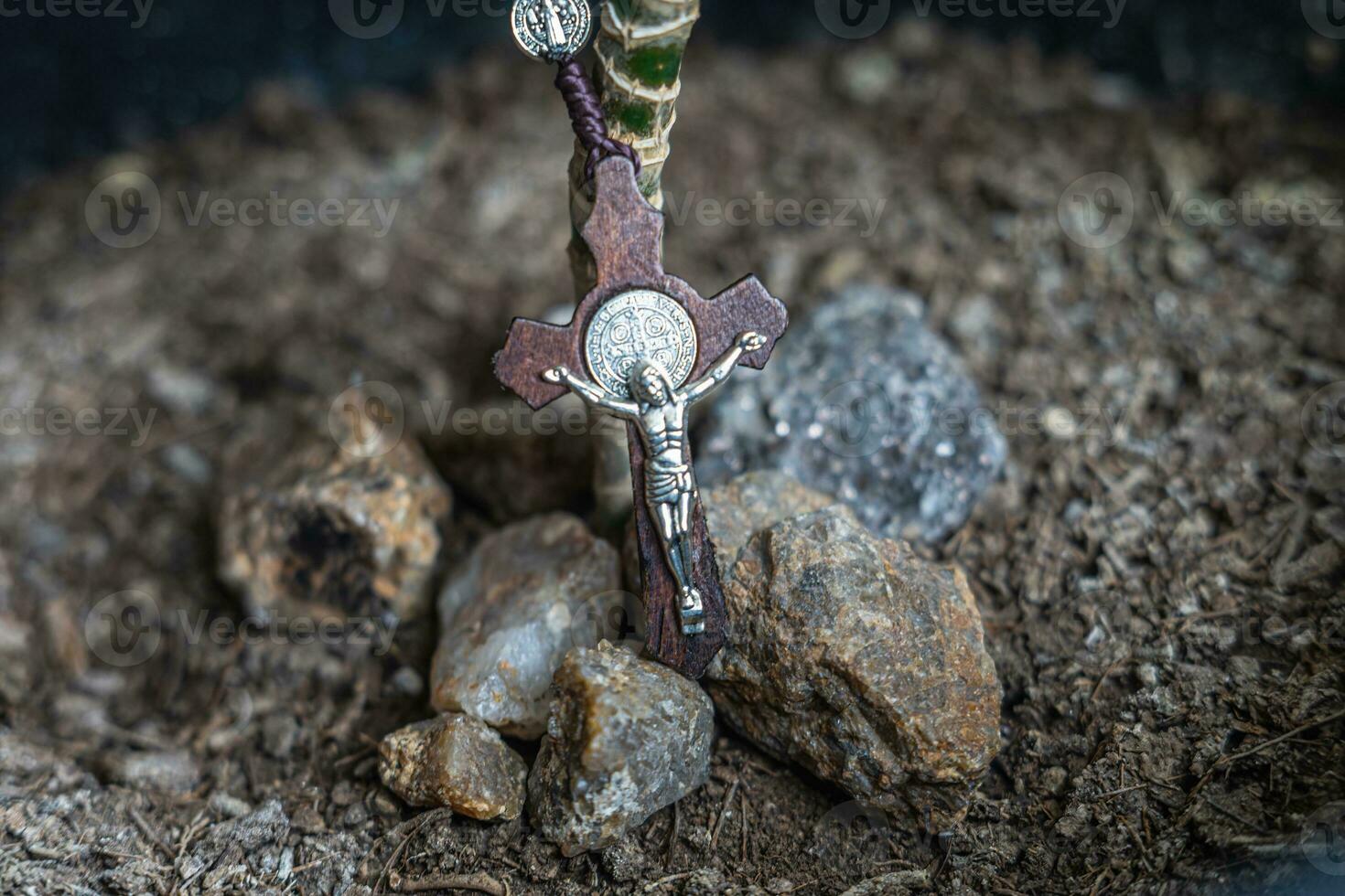 religiös Christian Thema mit biblisch Konzept von Jesus Christus gekreuzigt auf das Kreuz zum das Urlaub von Vergebung Sonntag oder Weihnachten foto