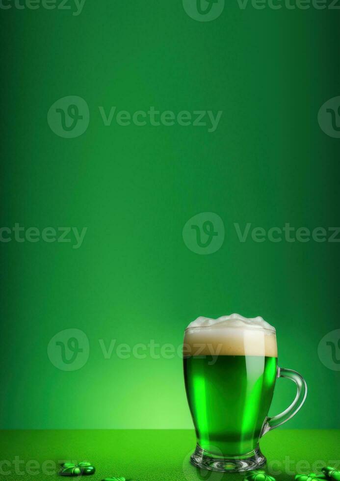 ai generiert Vertikale Banner, st. Patricks Tag, Grün Bier und Kleeblatt, traditionell Getränke und Teller, Platz zum Text foto