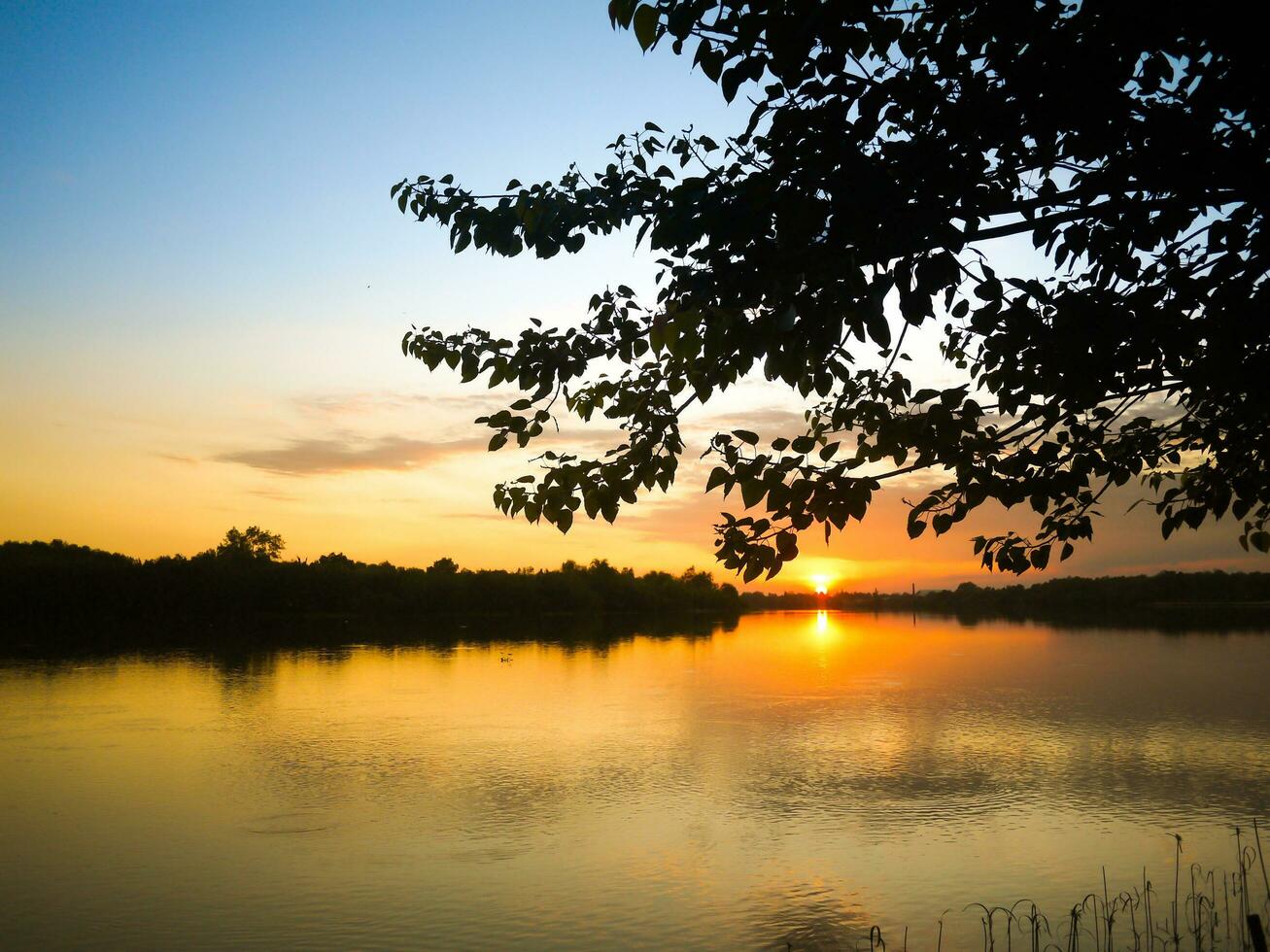 schön natürlich Landschaft Sonnenuntergang auf das Fluss foto