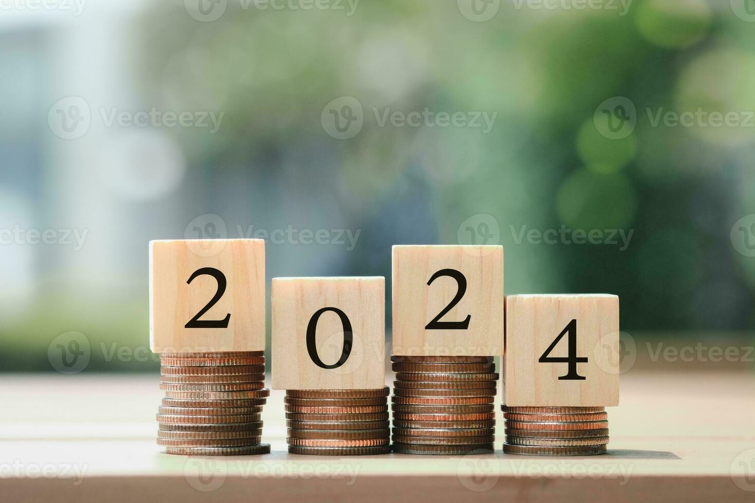 2024 Neu Jahr Wirtschaft Wachstum, Planung zu erhalten Geld zum bereiten Familie oder Leben Budget, jährlich Steuer, Geschäft und Investition Konzept.Holz Blöcke Nummer 2024 auf Stapel von Münzen. foto