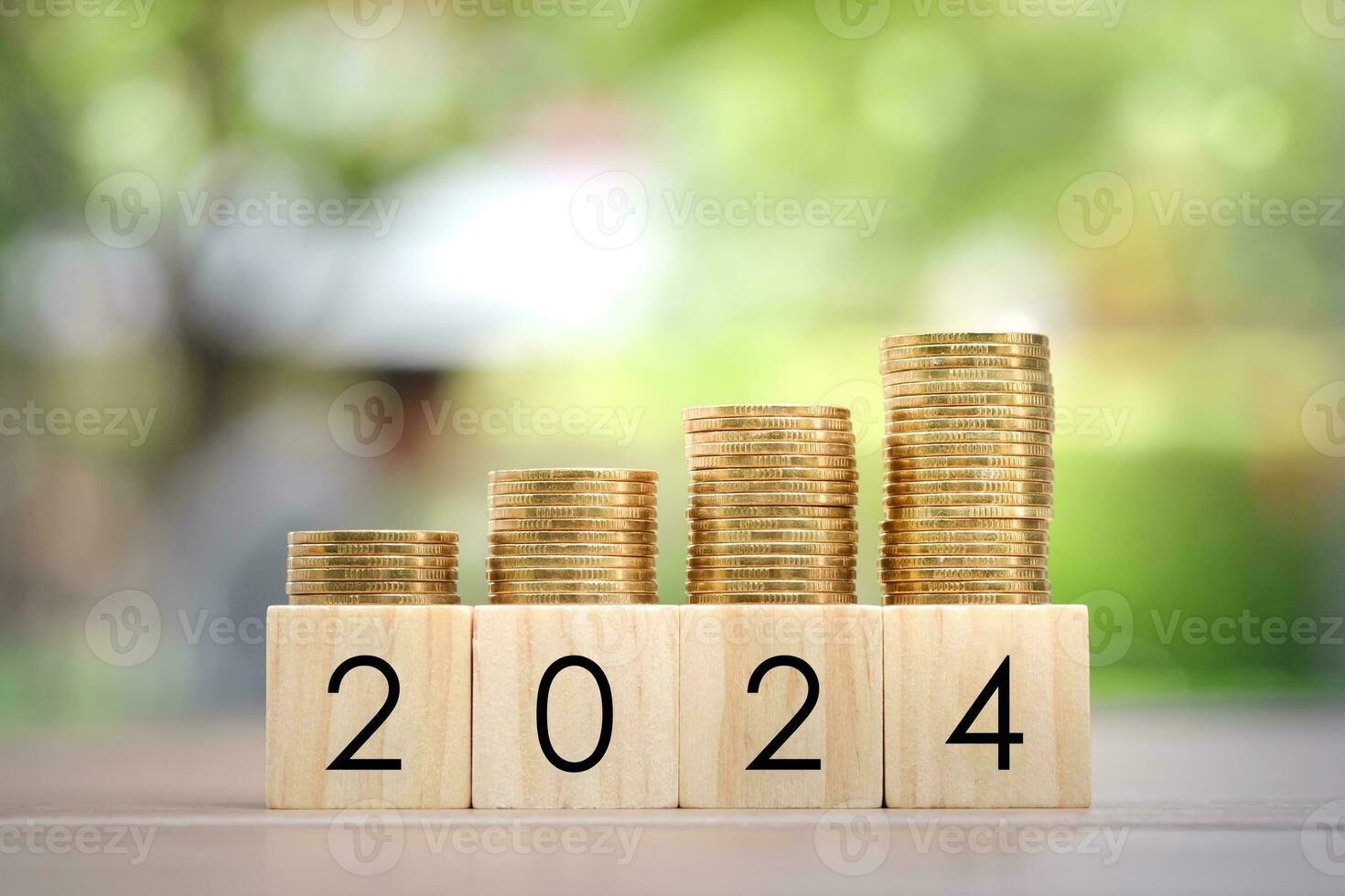 2024 Neu Jahr, Neu Jahr Wirtschaft Wachstum, Planung zu erhalten Geld zum bereiten Familie oder Leben Budget, jährlich Steuer, Geschäft und Investition Konzept. Wachstum von Münzen Stapel auf Holz Blöcke Nummer 2024. foto