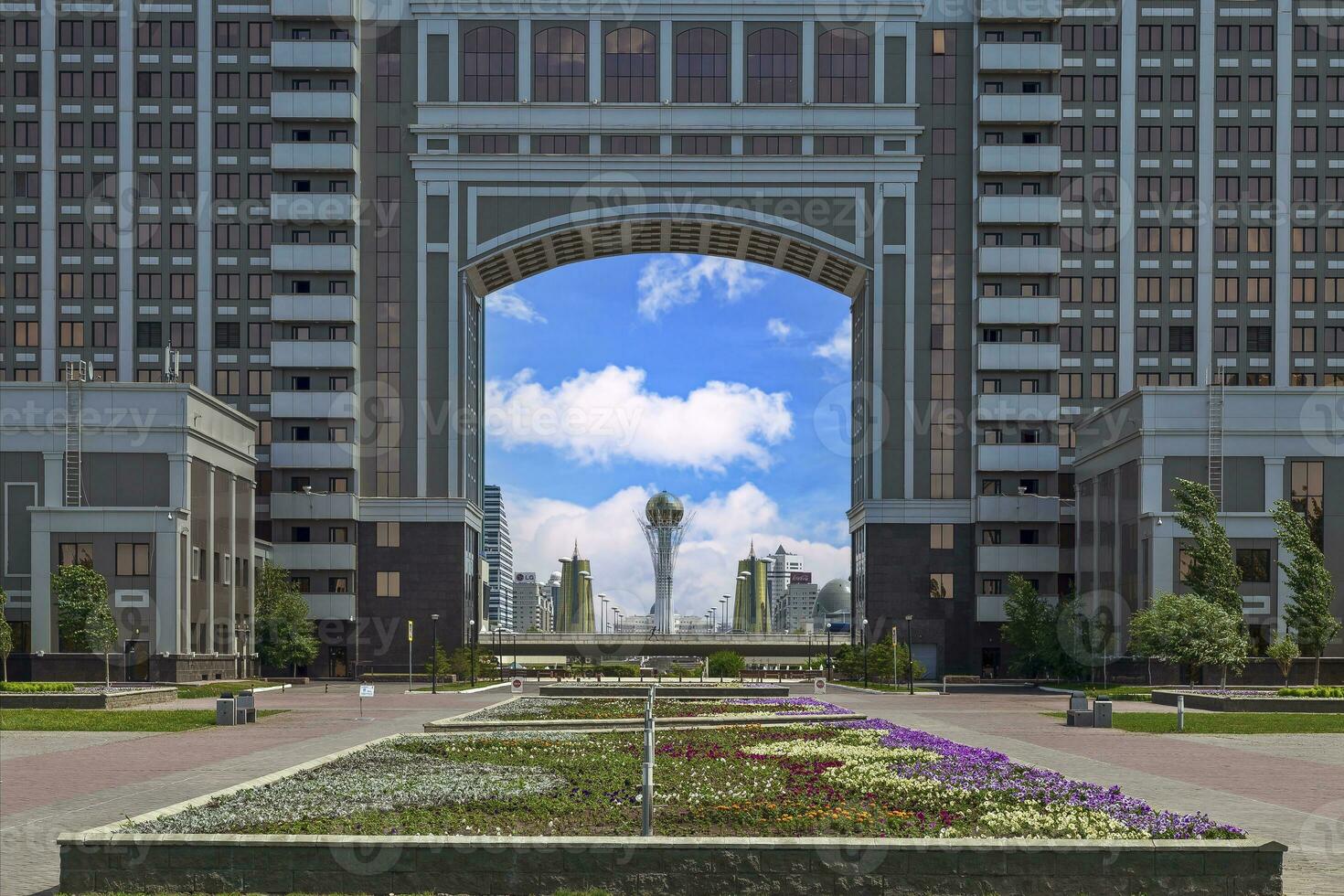 Bild von das kazakh Hauptstadt Astana im Sommer- von 2015 foto