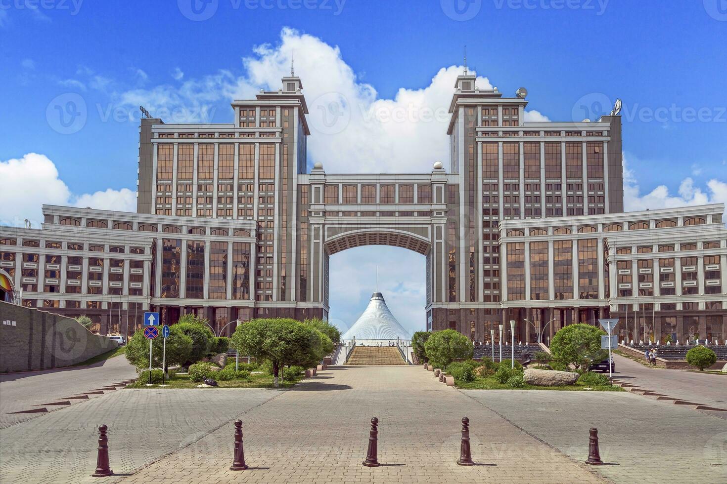 Bild von das kazakh Hauptstadt Astana im Sommer- von 2015 foto