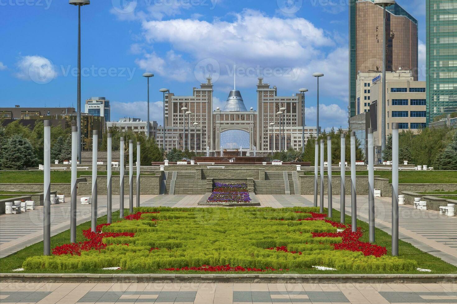 Bild von das kazakh Hauptstadt Astana im Sommer- von 2015 foto