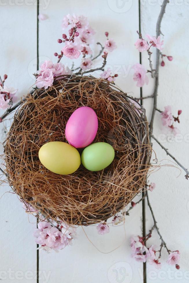 Stillleben-Szene zum Thema Ostern in natürlichem Licht foto