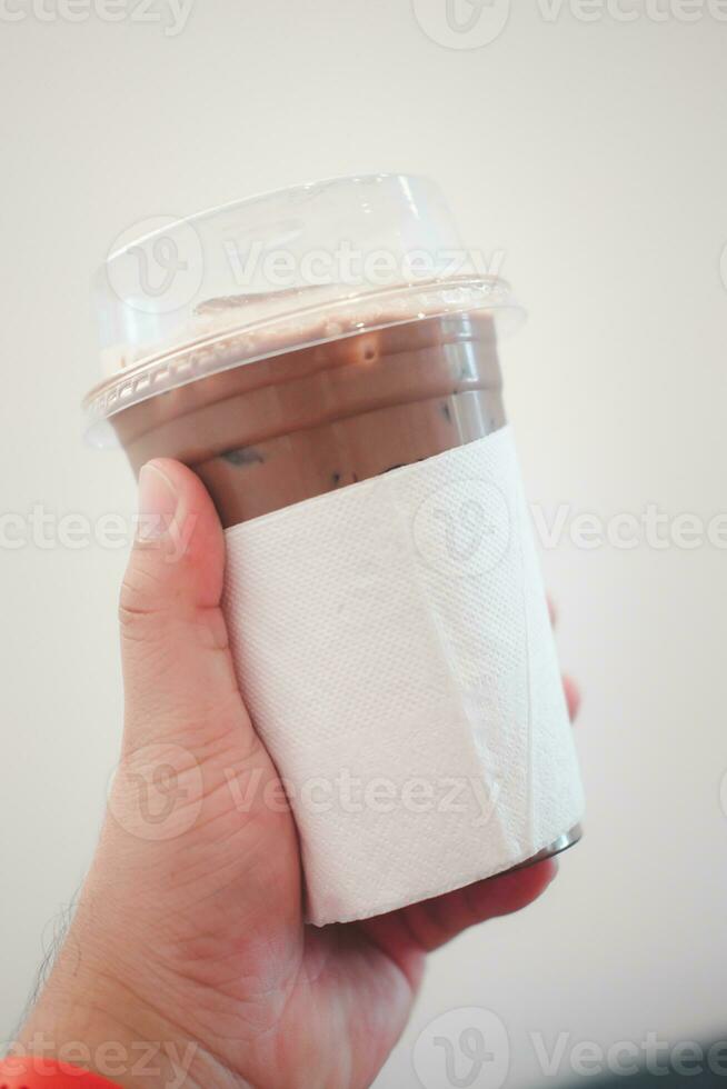 ein Glas von vereist Mokka Kaffee eingewickelt durch Weiß Gewebe Papier foto