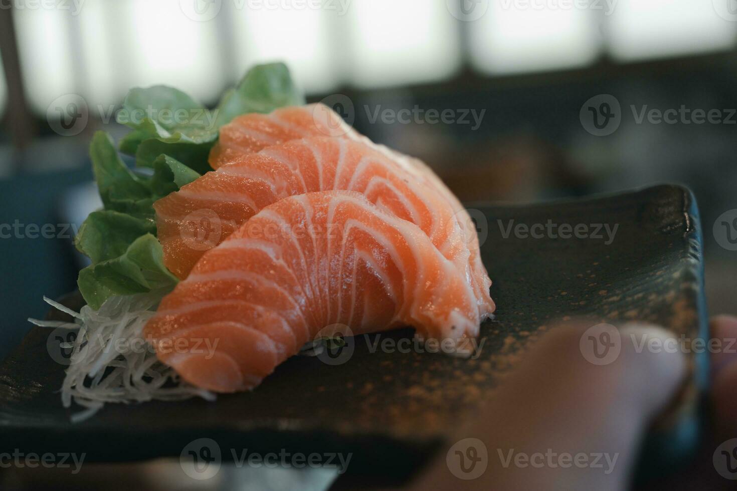 rohe lachsscheibe oder lachssashimi im japanischen stil frisch foto