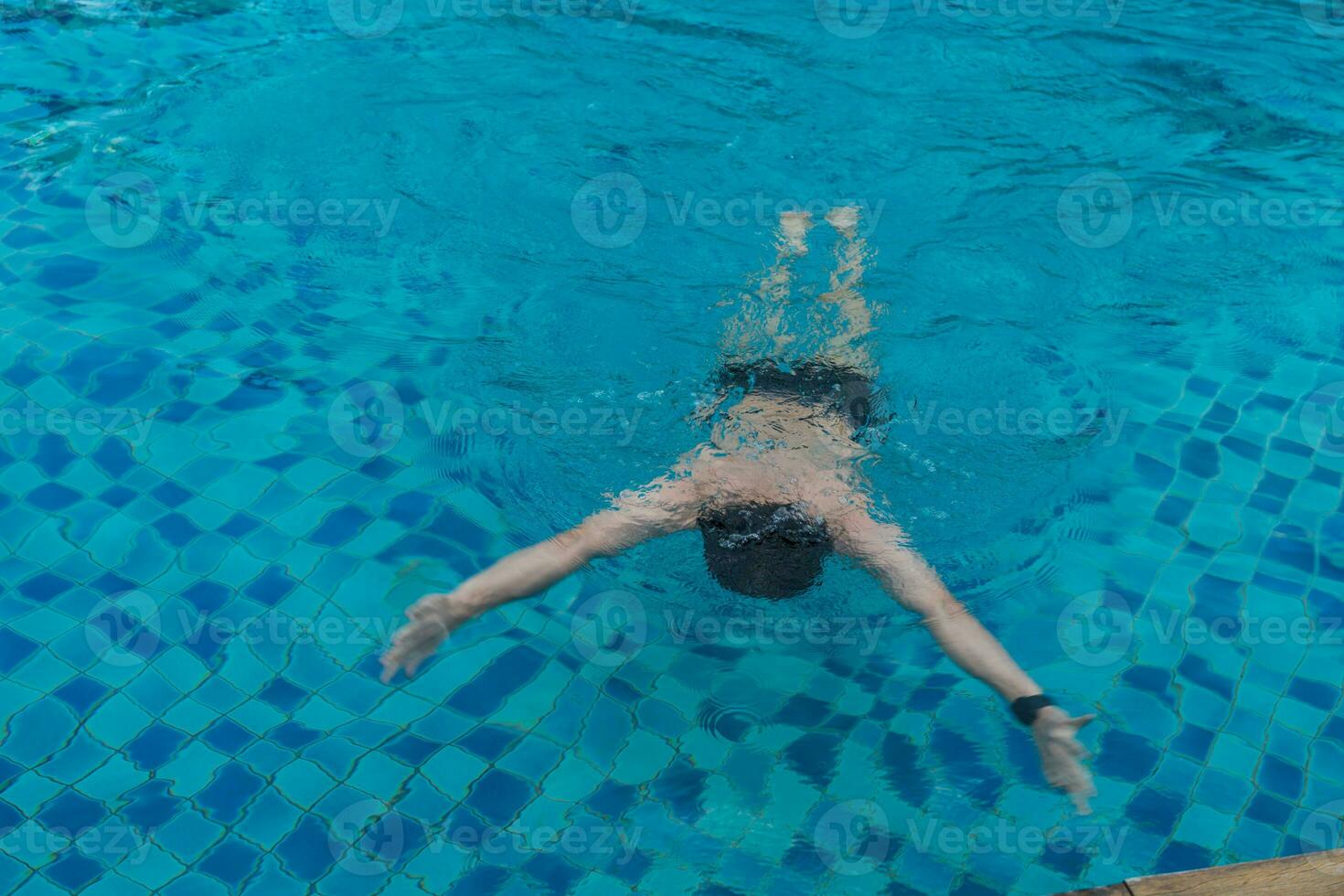reifen Erwachsene Mann Schwimmen Schwimmen Schwimmbad im tropisch Resort Hotel Hintergrund. foto