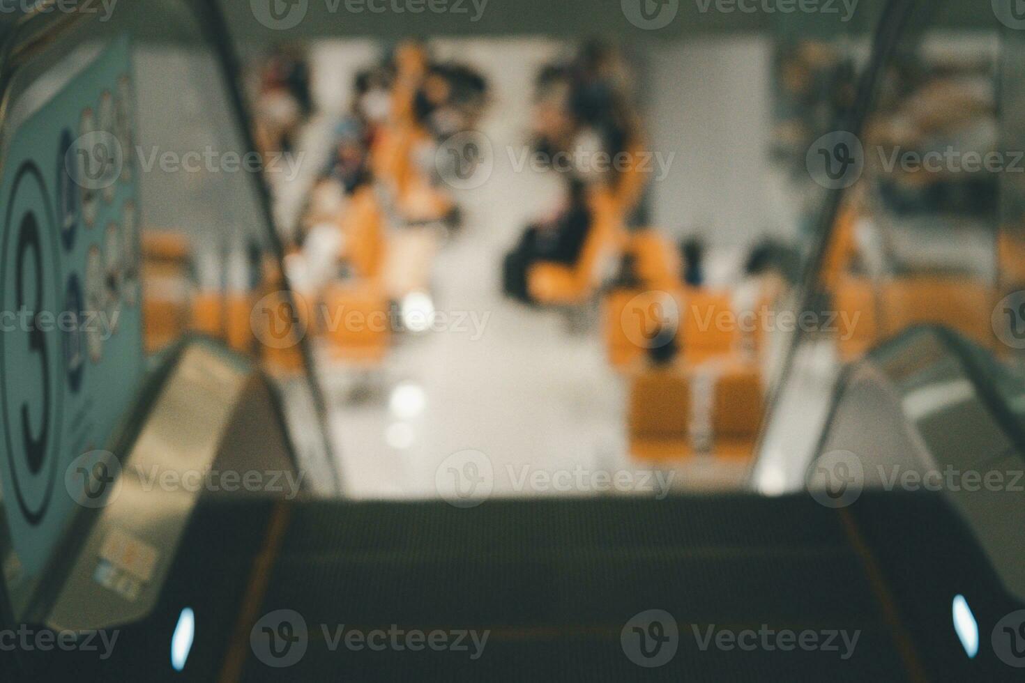 verwischen Hintergrund von das Rolltreppe mit warten zum Sitz Hintergrund. foto