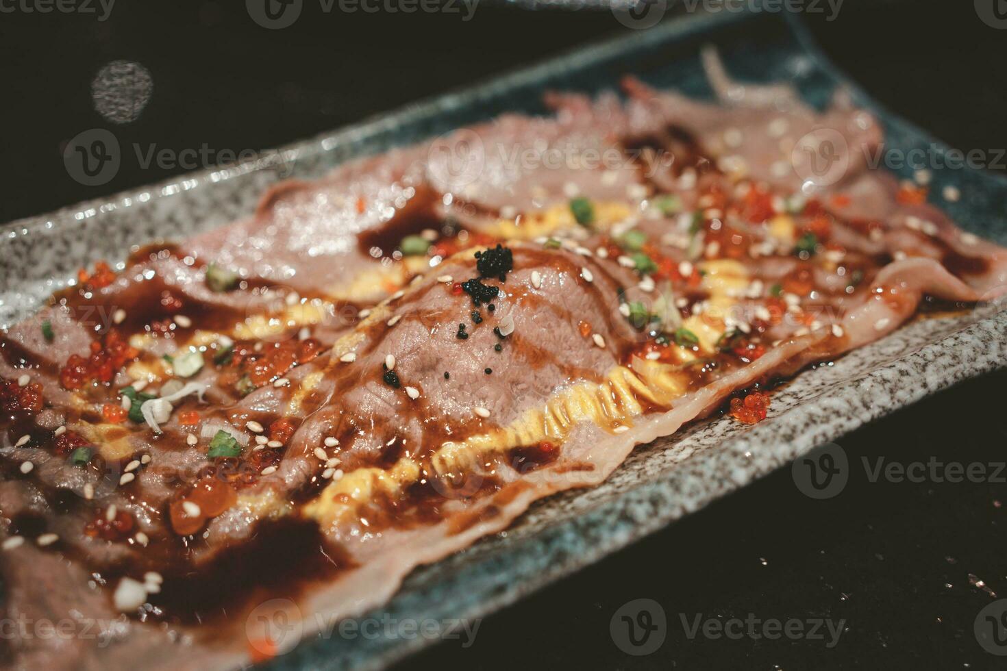 berührt Mittel Selten geschnitten authentisch a5 Klasse japanisch wagyu Rindfleisch Sushi foto