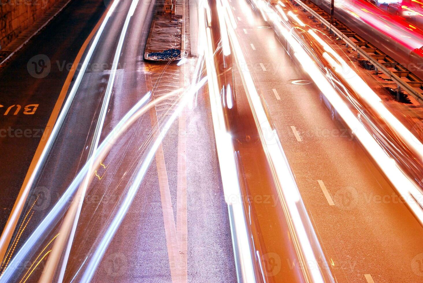 Licht Streifen und Spuren von Bewegung im das Stadt foto