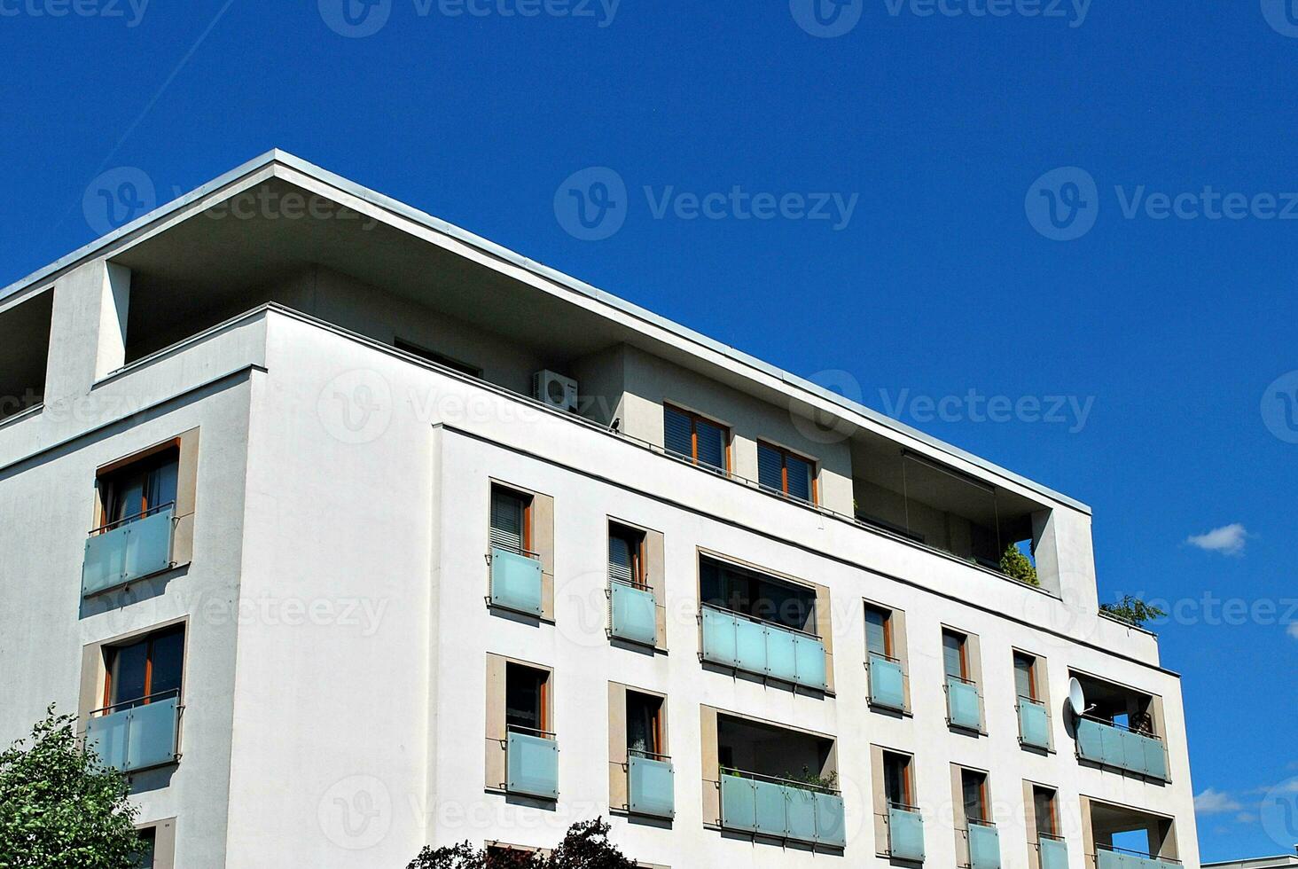 modern und Neu Wohnung Gebäude. mehrstöckig, modern, Neu und stilvoll Leben Block von Wohnungen. foto