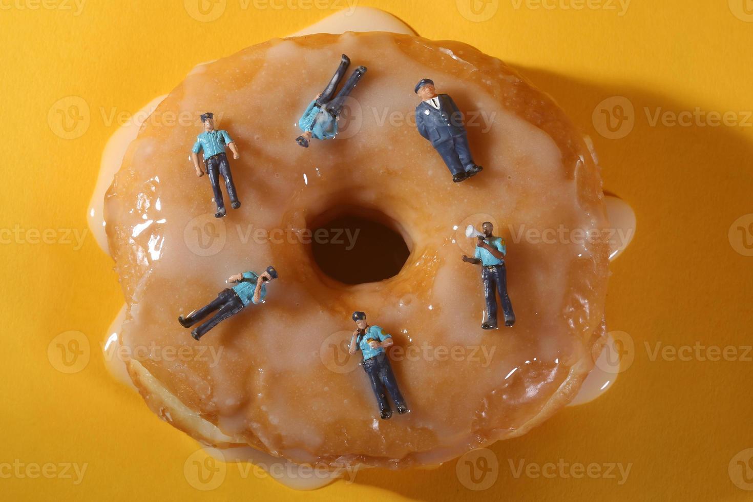 Polizisten in konzeptionellen Essensbildern mit Donuts foto