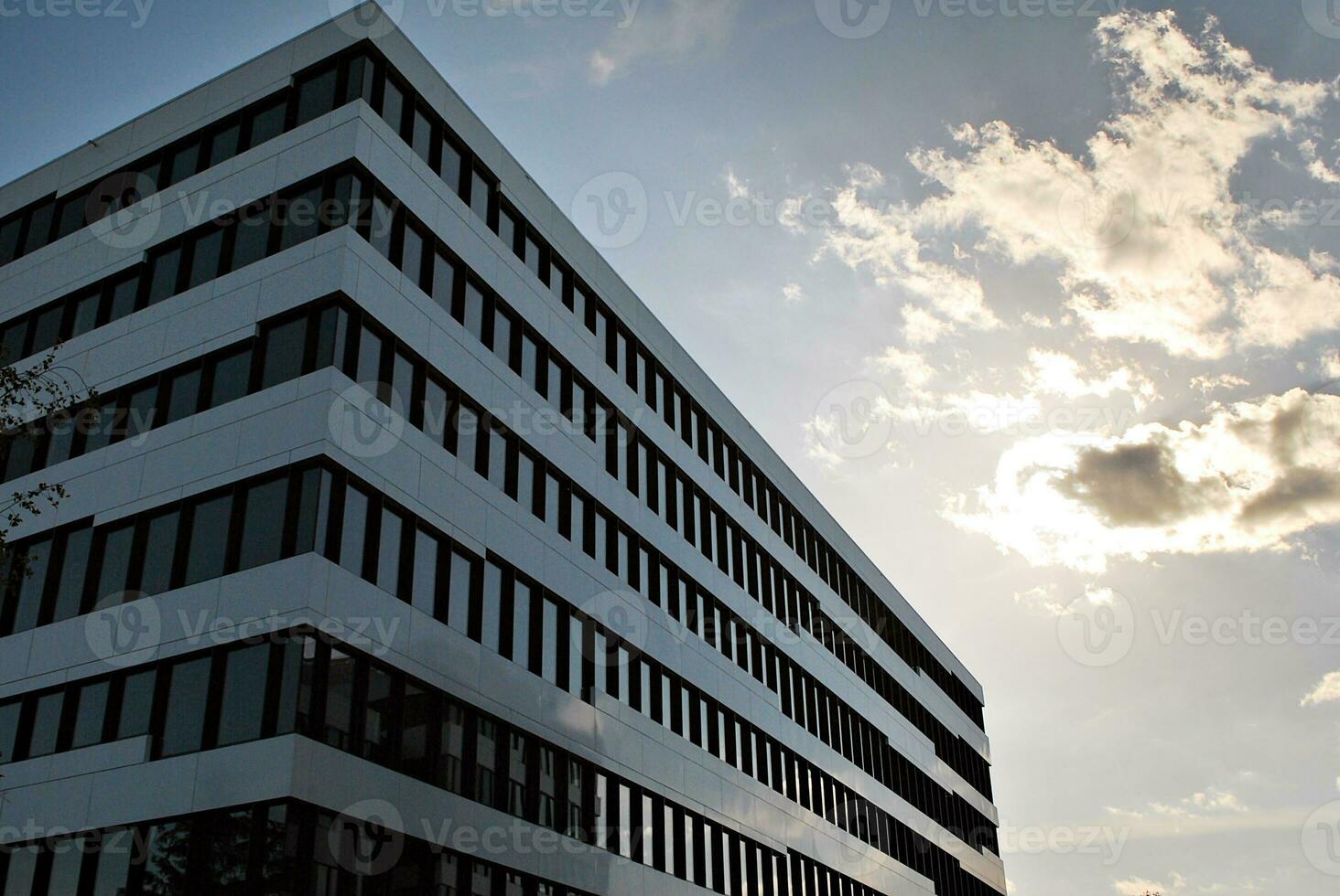 abstrakt Nahansicht von das glasverkleidet Fassade von ein modern Gebäude bedeckt im reflektierend Teller Glas. die Architektur abstrakt Hintergrund. Glas Mauer und Fassade Detail. foto