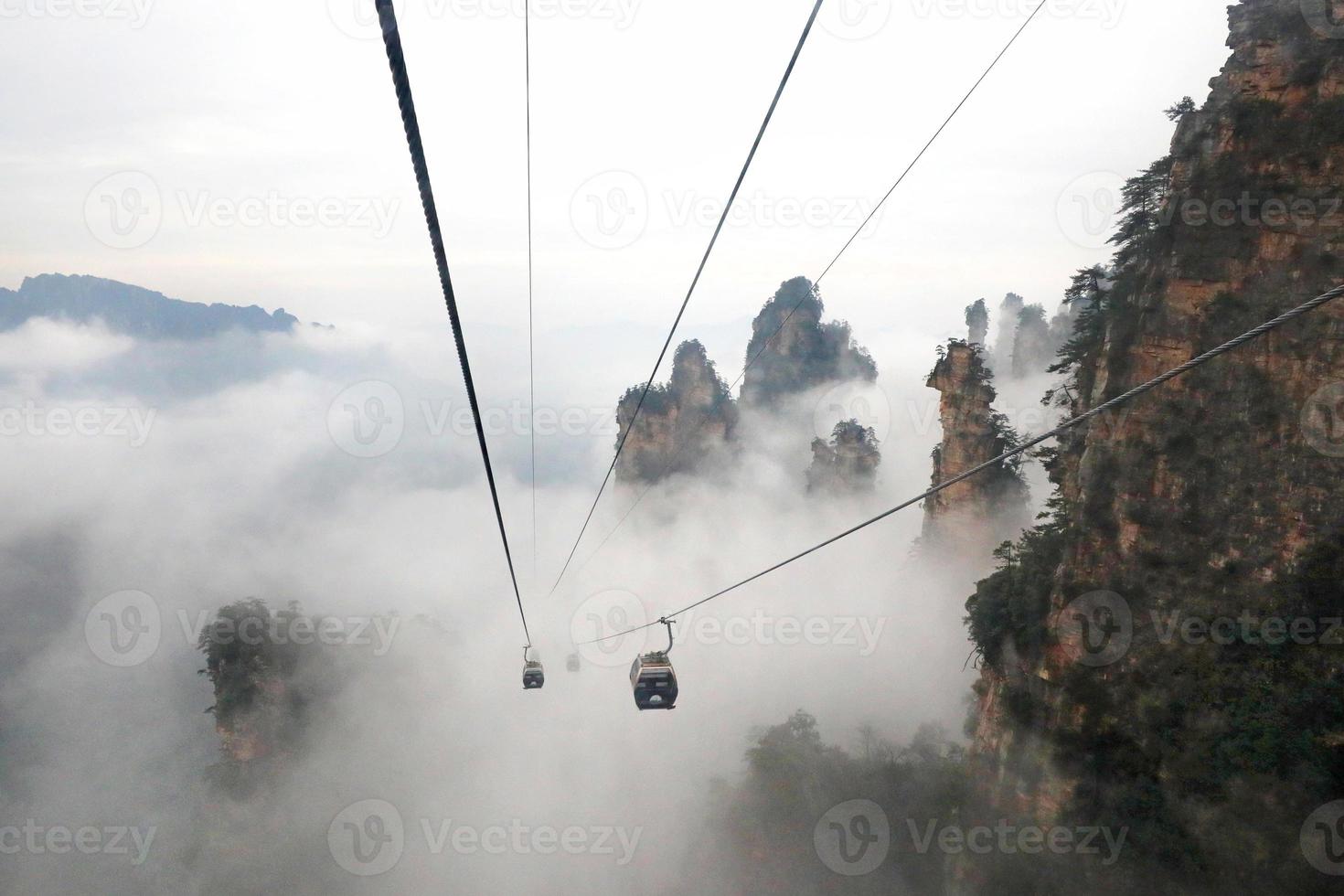 die tianmen-bergseilbahn, die längste bergseilbahn der welt tianzishan china foto