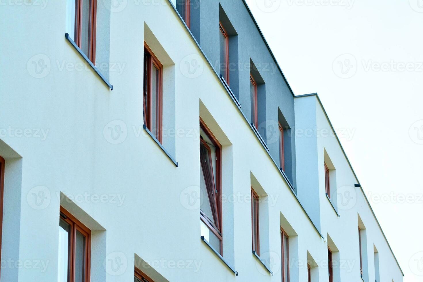 modern und Neu Wohnung Gebäude. mehrstöckig, modern, Neu und stilvoll Leben Block von Wohnungen. foto