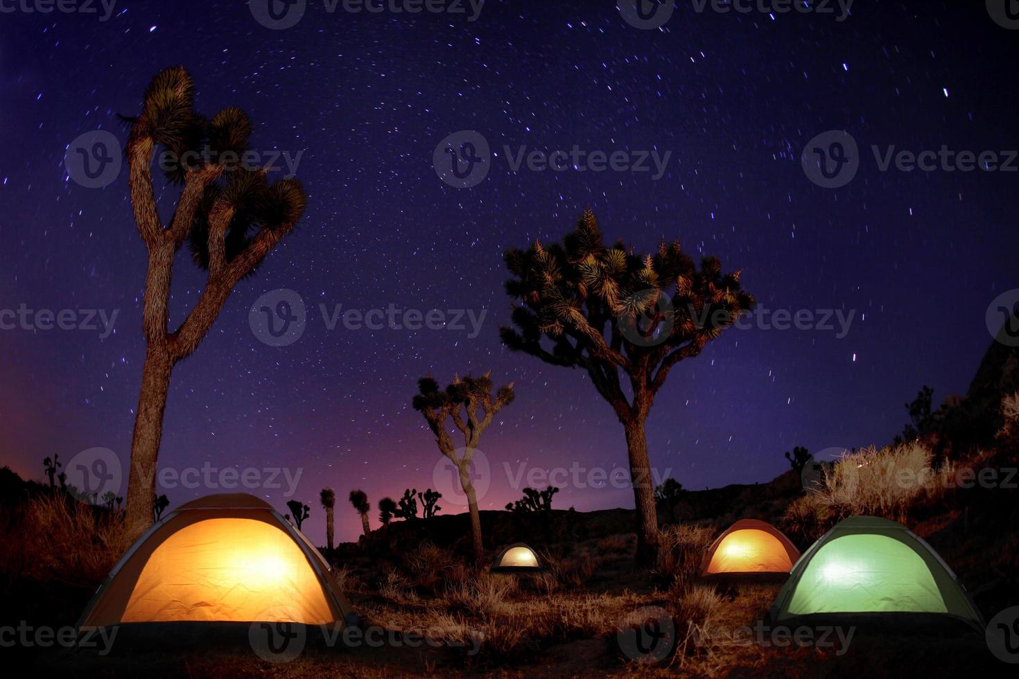 hell gemalte landschaft aus camping und sternen foto