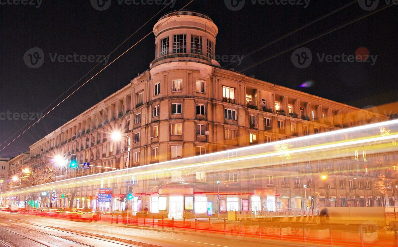 Licht Streifen und Spuren von Bewegung im das Stadt foto