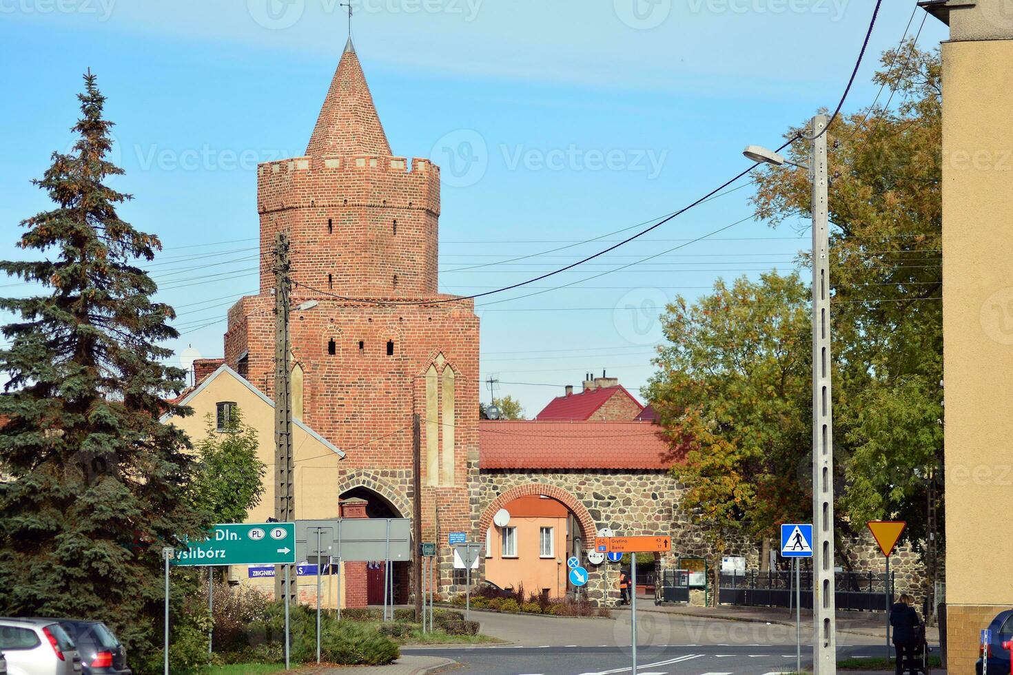 alt Stadt Gebäude im ein klein Stadt. foto