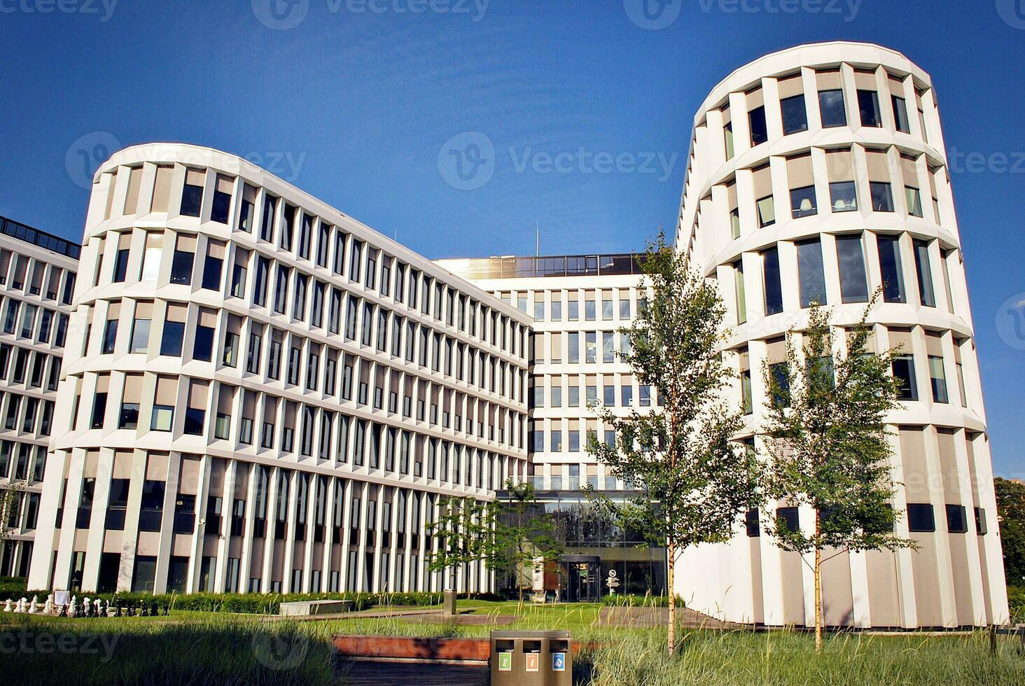 abstrakt Nahansicht von das glasverkleidet Fassade von ein modern Gebäude bedeckt im reflektierend Teller Glas. die Architektur abstrakt Hintergrund. Glas Mauer und Fassade Detail. foto