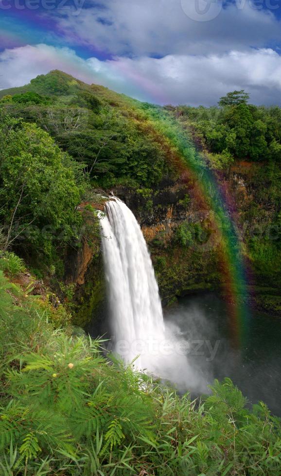 Wasserfall in Kauai Hawaii mit Regenbogen foto