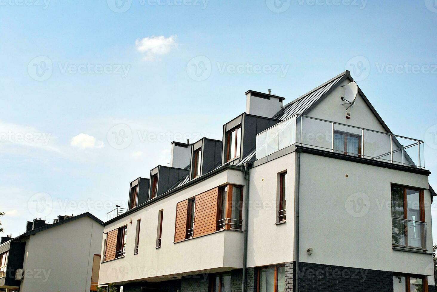 perfekt gepflegt Vorort- Haus auf ein schön sonnig Tag foto