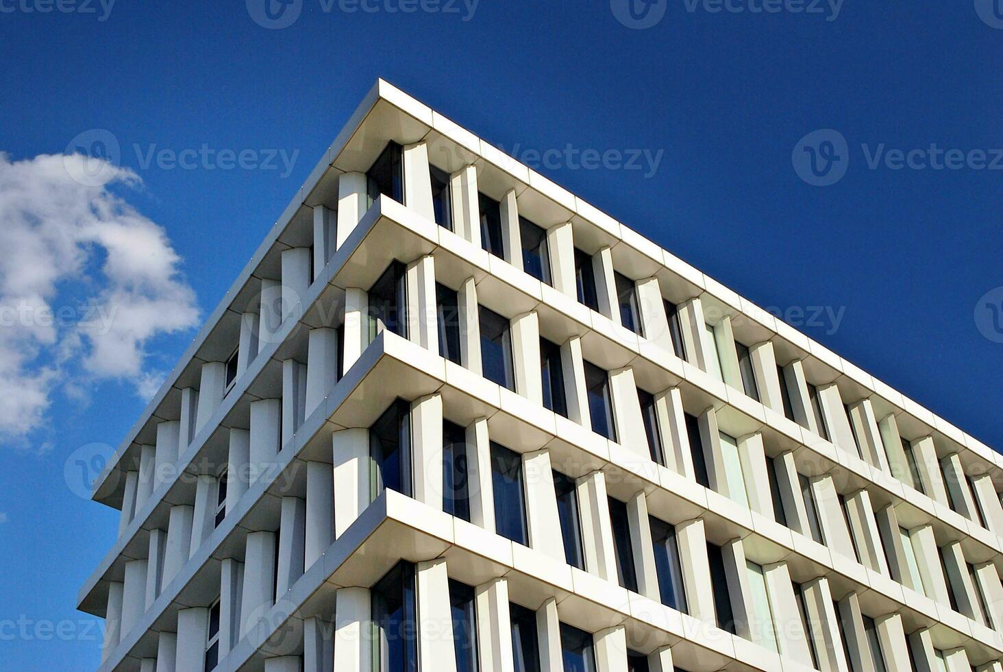 abstrakt Nahansicht von das glasverkleidet Fassade von ein modern Gebäude bedeckt im reflektierend Teller Glas. die Architektur abstrakt Hintergrund. Glas Mauer und Fassade Detail. foto