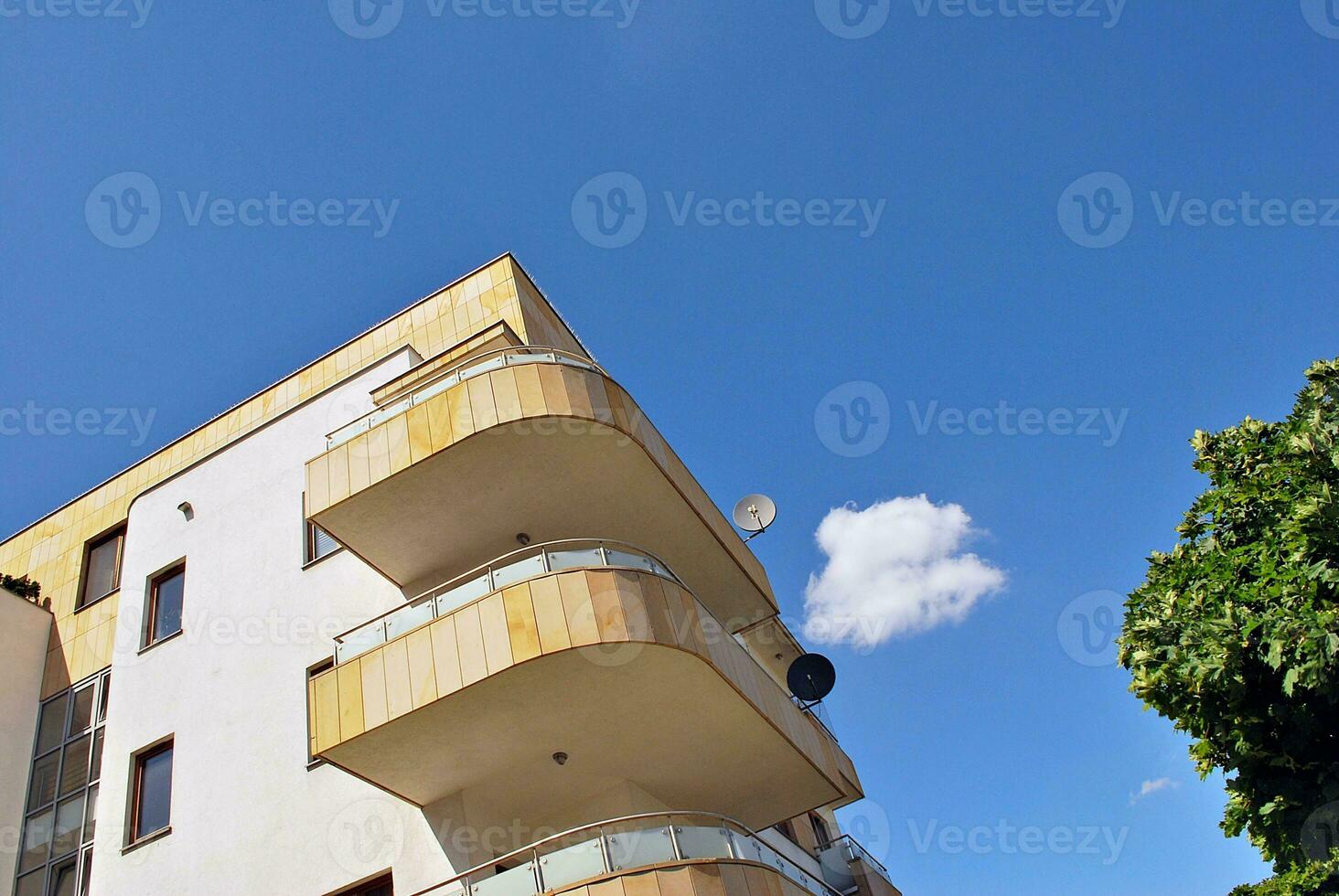 modern und Neu Wohnung Gebäude. mehrstöckig, modern, Neu und stilvoll Leben Block von Wohnungen. foto