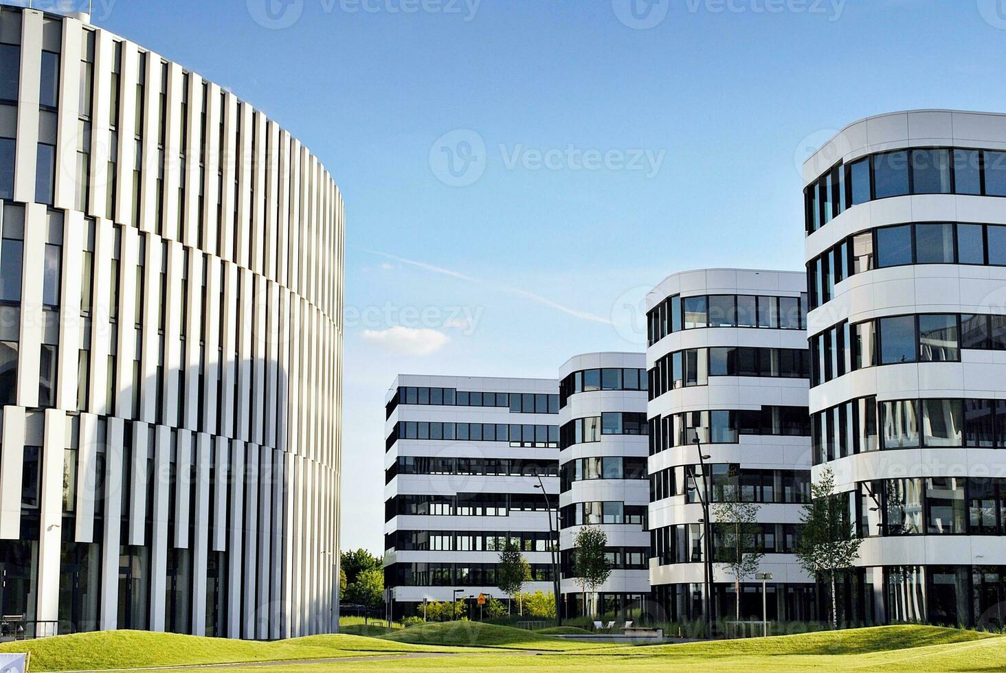 abstrakt Nahansicht von das glasverkleidet Fassade von ein modern Gebäude bedeckt im reflektierend Teller Glas. die Architektur abstrakt Hintergrund. Glas Mauer und Fassade Detail. foto