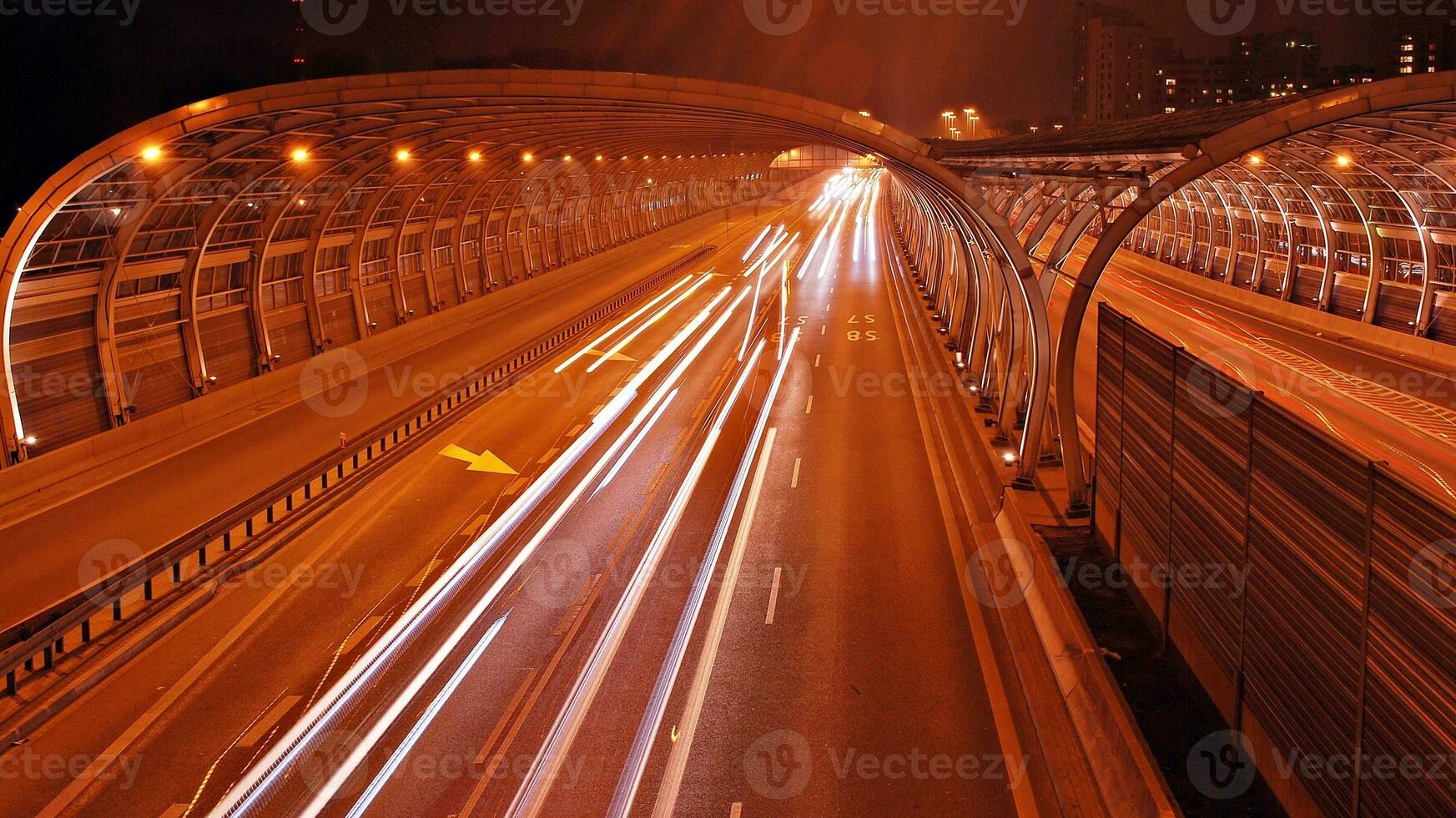 Autos auf Straße. Stadt Straße Beleuchtung beim Nacht. foto