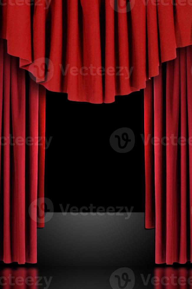 rote Theaterbühne drapierte Vorhänge foto