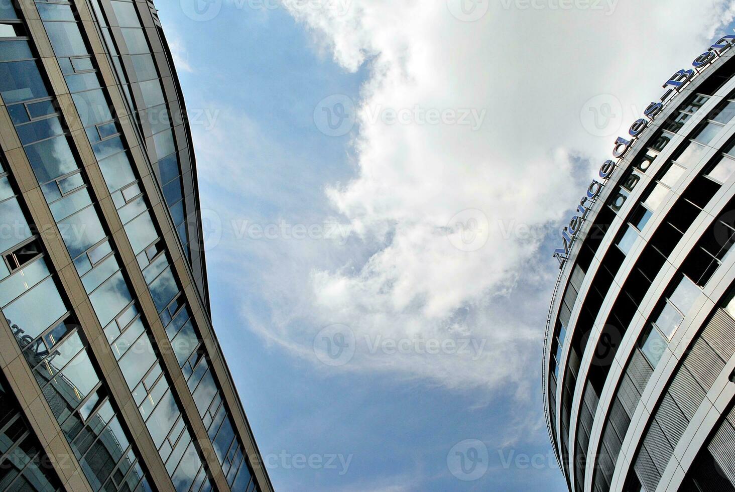 abstrakt Nahansicht von das glasverkleidet Fassade von ein modern Gebäude bedeckt im reflektierend Teller Glas. die Architektur abstrakt Hintergrund. Glas Mauer und Fassade Detail. foto