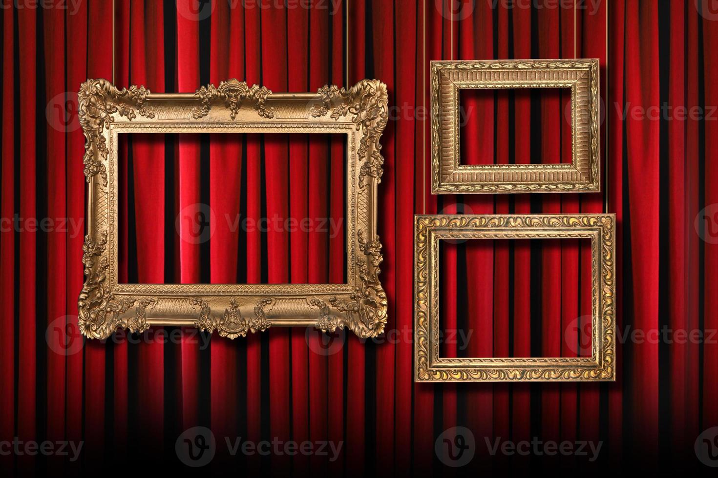 rote Bühnenvorhänge mit 3 hängenden Goldrahmen foto