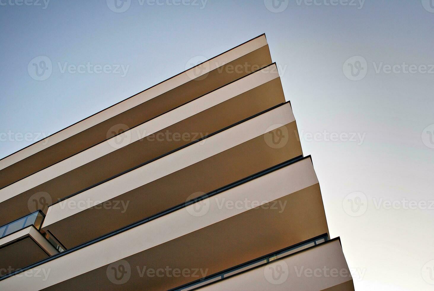 modern und Neu Wohnung Gebäude. mehrstöckig, modern, Neu und stilvoll Leben Block von Wohnungen. foto