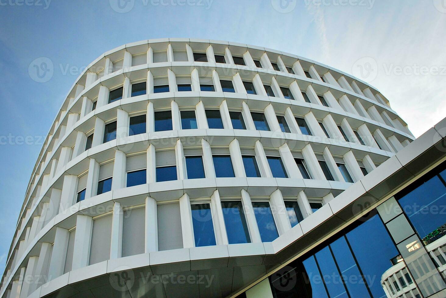 abstrakt Nahansicht von das glasverkleidet Fassade von ein modern Gebäude bedeckt im reflektierend Teller Glas. die Architektur abstrakt Hintergrund. Glas Mauer und Fassade Detail. foto