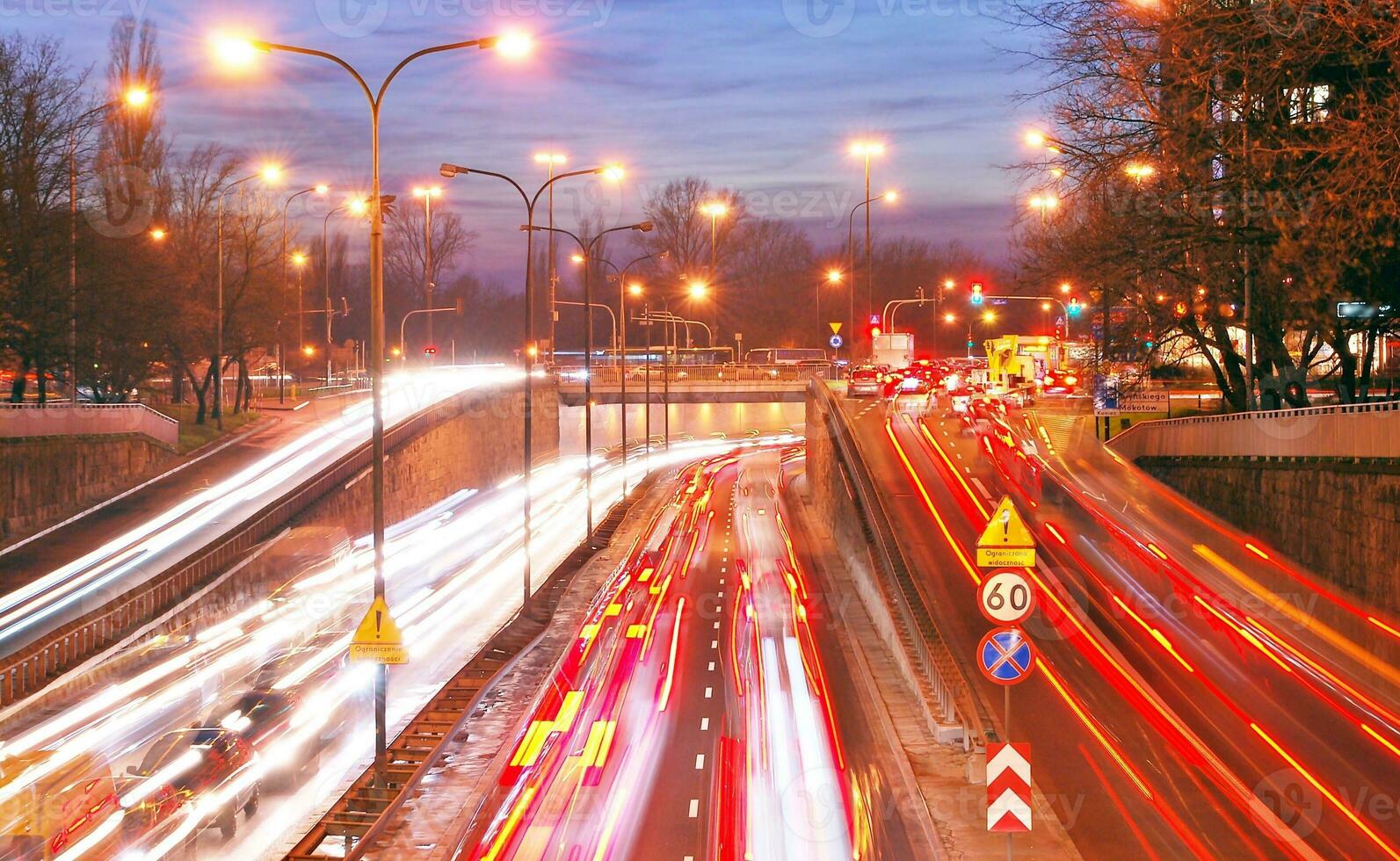 Licht Streifen und Spuren von Bewegung im das Stadt foto