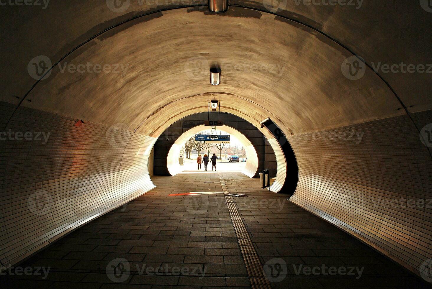 Tunnel führen von das Zug Bahnhof. foto