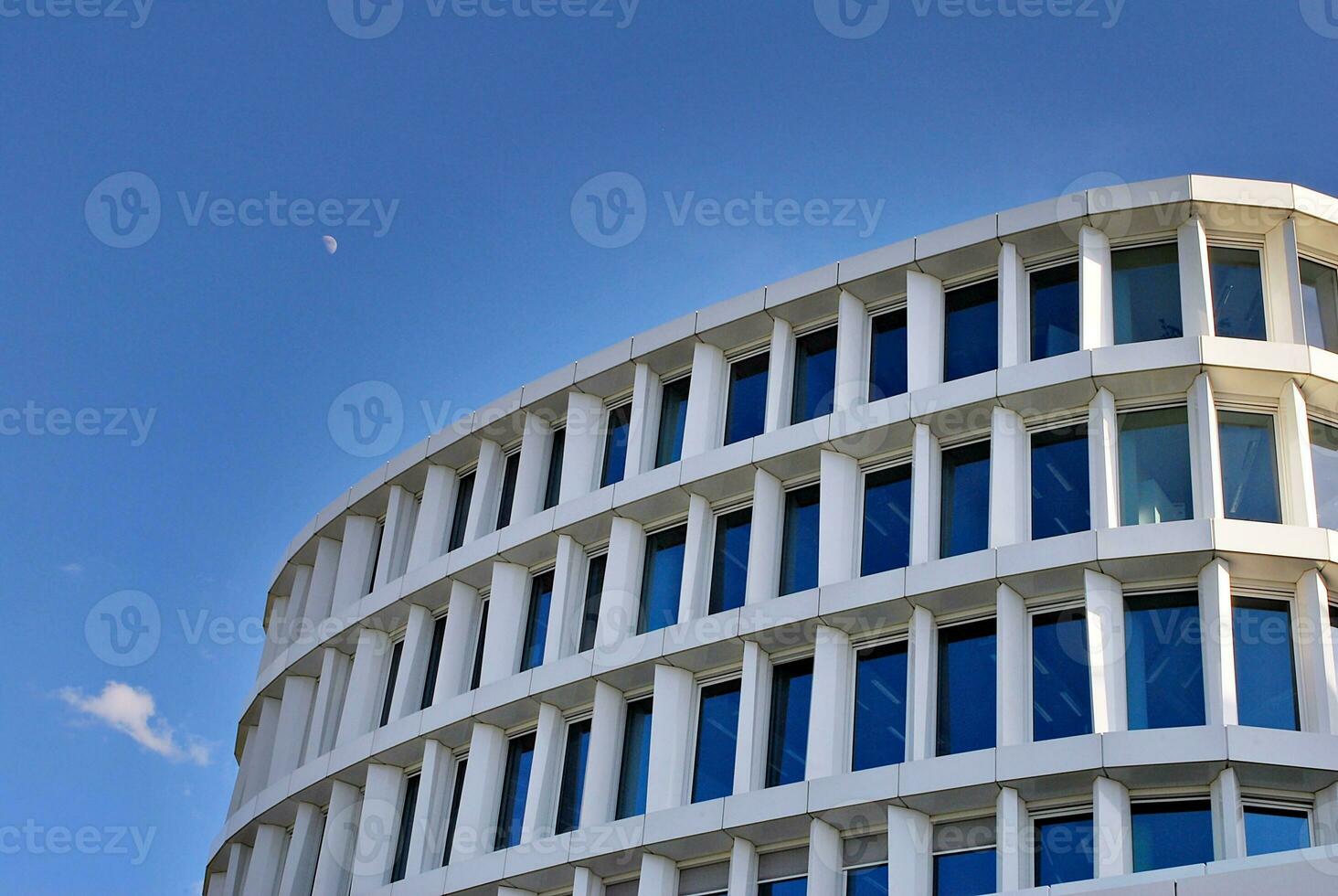 abstrakt Nahansicht von das glasverkleidet Fassade von ein modern Gebäude bedeckt im reflektierend Teller Glas. die Architektur abstrakt Hintergrund. Glas Mauer und Fassade Detail. foto