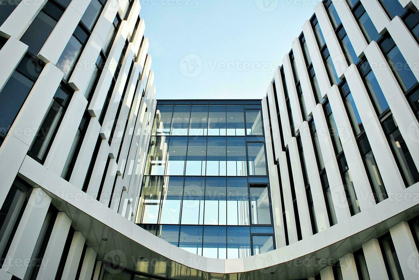 abstrakt Nahansicht von das glasverkleidet Fassade von ein modern Gebäude bedeckt im reflektierend Teller Glas. die Architektur abstrakt Hintergrund. Glas Mauer und Fassade Detail. foto