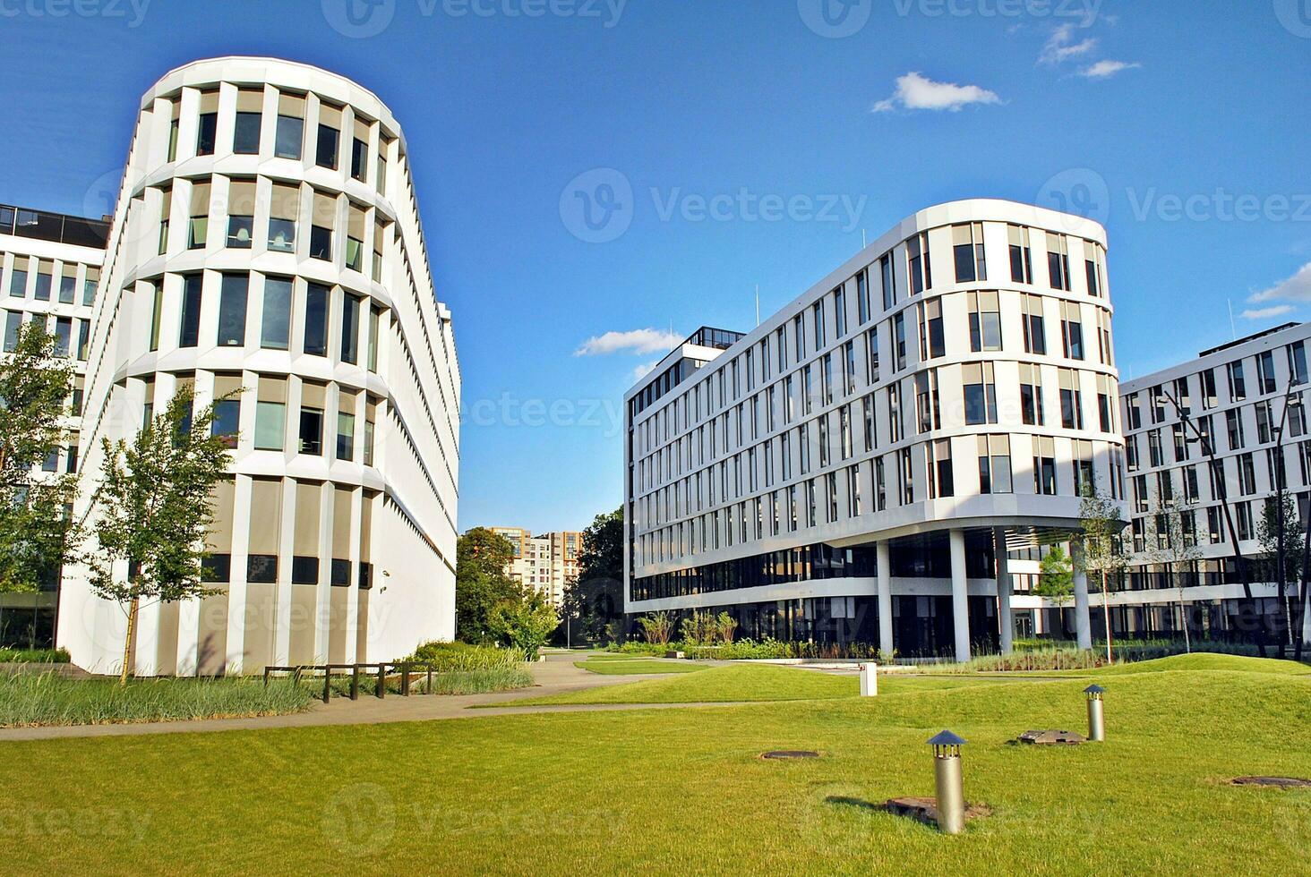 abstrakt Nahansicht von das glasverkleidet Fassade von ein modern Gebäude bedeckt im reflektierend Teller Glas. die Architektur abstrakt Hintergrund. Glas Mauer und Fassade Detail. foto