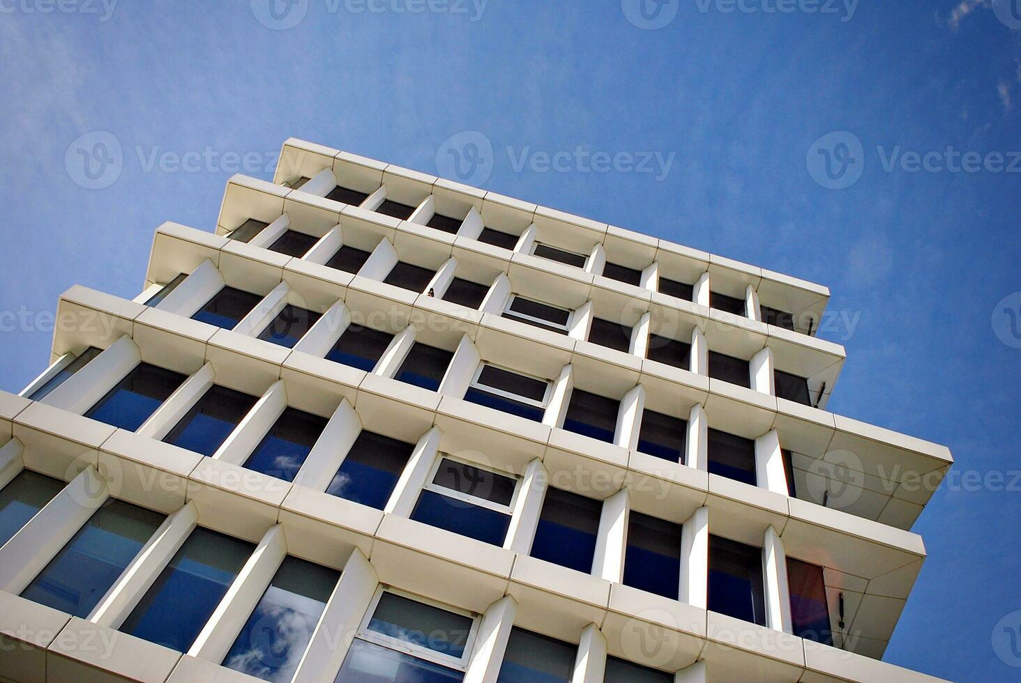 abstrakt Nahansicht von das glasverkleidet Fassade von ein modern Gebäude bedeckt im reflektierend Teller Glas. die Architektur abstrakt Hintergrund. Glas Mauer und Fassade Detail. foto